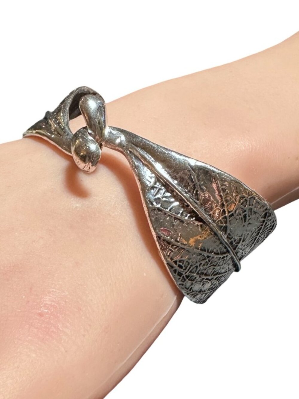 Boho Wrapped Leaf Bangle Bracelet Silver Tone Twist Kiss Lock Front Womens